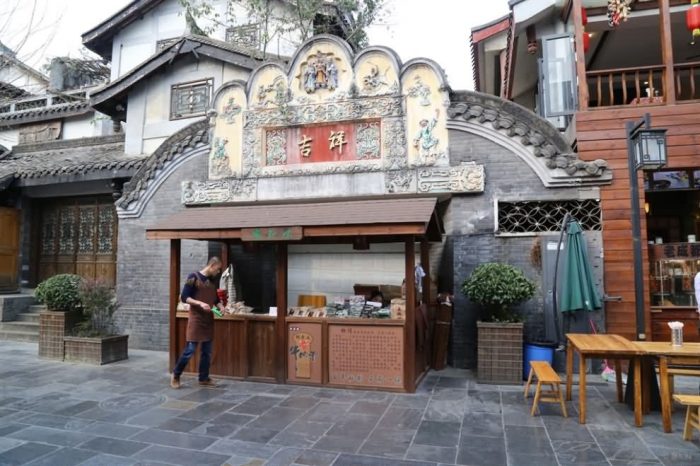 How to find stories and interests in Kuanzhai Alley of Chengdu City? 