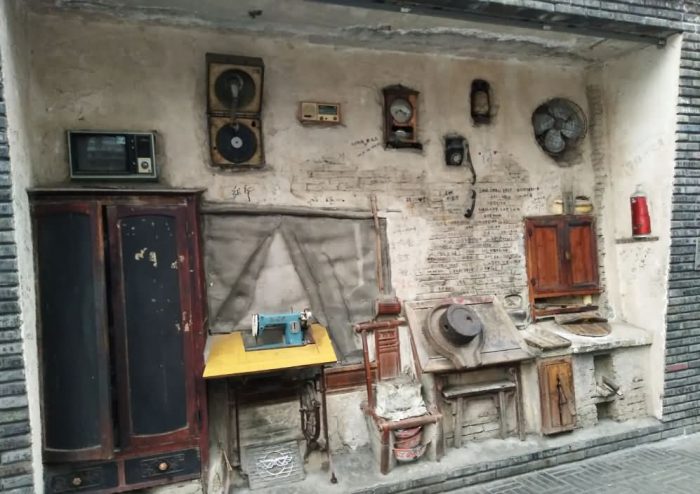 How to find stories and interests in Kuanzhai Alley of Chengdu City? 